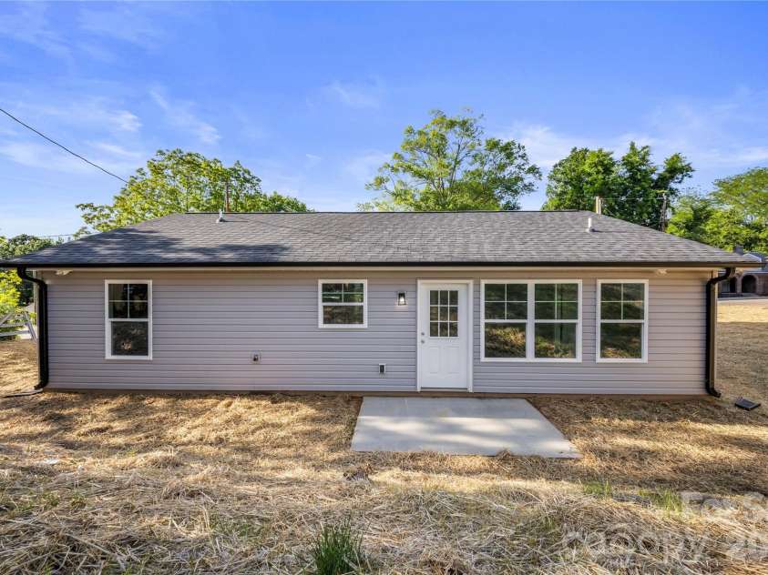 303 9th Street, Kannapolis, NC 28081.  MLS# CAR4382873, YatesRealty ID 22776. 