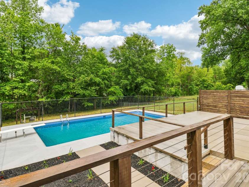 5009 Greenbrook Drive, Charlotte, NC 28205.  MLS# CAR4370132, YatesRealty ID 22778. 