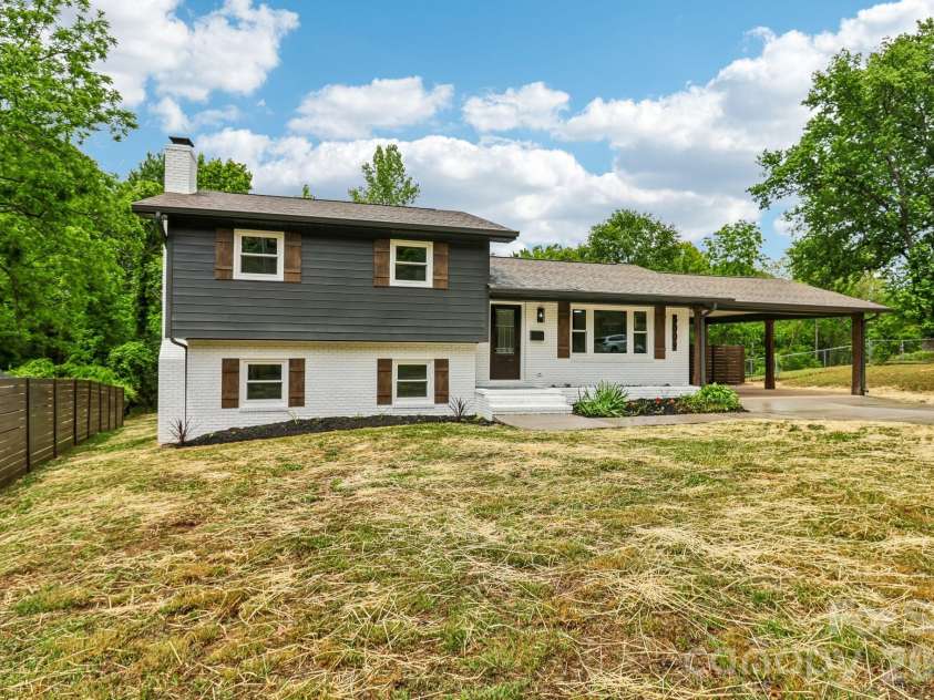5009 Greenbrook Drive, Charlotte, NC 28205.  MLS# CAR4370132, YatesRealty ID 22778. 
