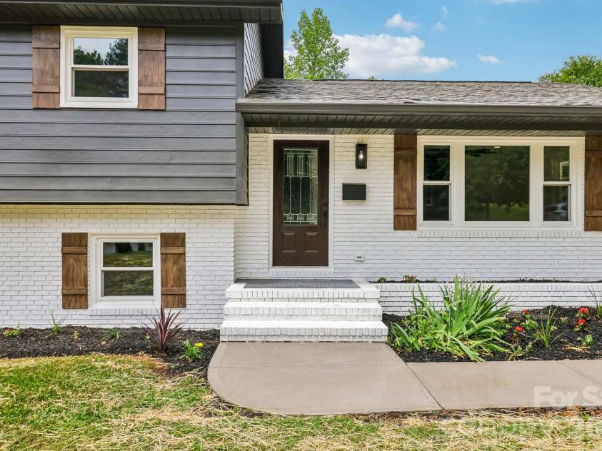 5009 Greenbrook Drive, Charlotte, NC 28205.  MLS# CAR4370132, YatesRealty ID 22778. 