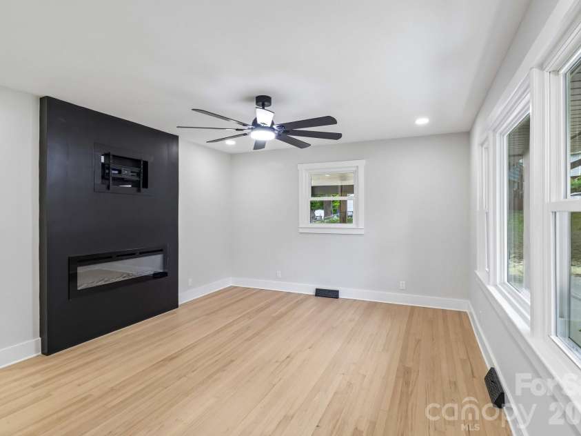 5009 Greenbrook Drive, Charlotte, NC 28205.  MLS# CAR4370132, YatesRealty ID 22778. 