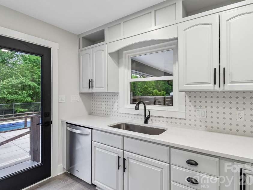5009 Greenbrook Drive, Charlotte, NC 28205.  MLS# CAR4370132, YatesRealty ID 22778. 
