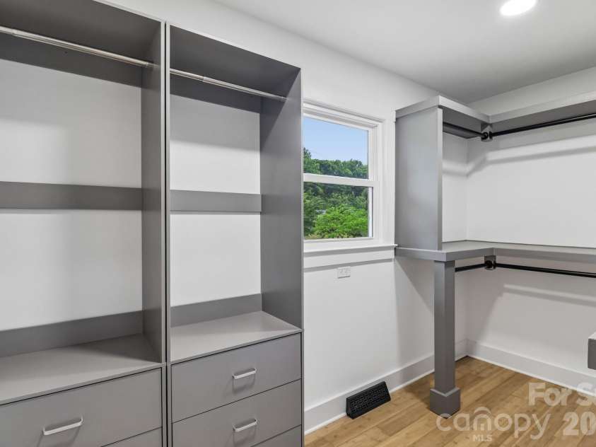 5009 Greenbrook Drive, Charlotte, NC 28205.  MLS# CAR4370132, YatesRealty ID 22778. 
