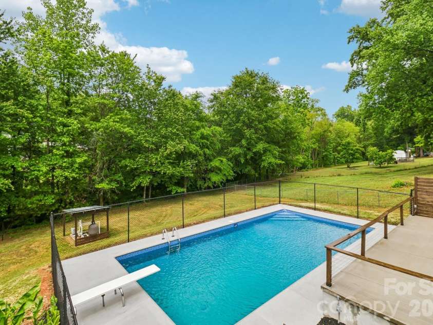 5009 Greenbrook Drive, Charlotte, NC 28205.  MLS# CAR4370132, YatesRealty ID 22778. 