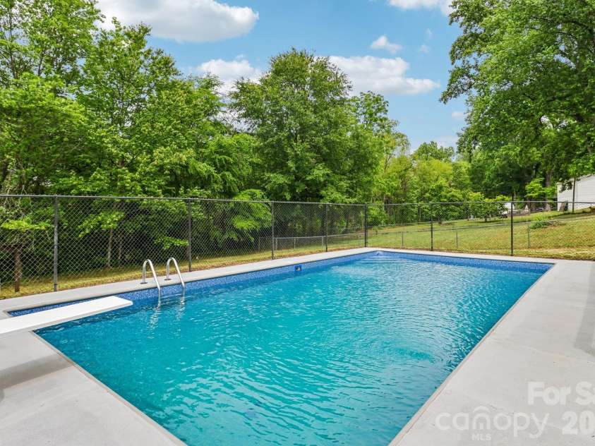 5009 Greenbrook Drive, Charlotte, NC 28205.  MLS# CAR4370132, YatesRealty ID 22778. 
