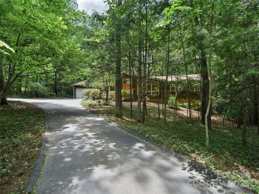 105 Sunningdale Drive, Flat Rock, NC 28731.  MLS# CAR4274018, YatesRealty ID 22781. 