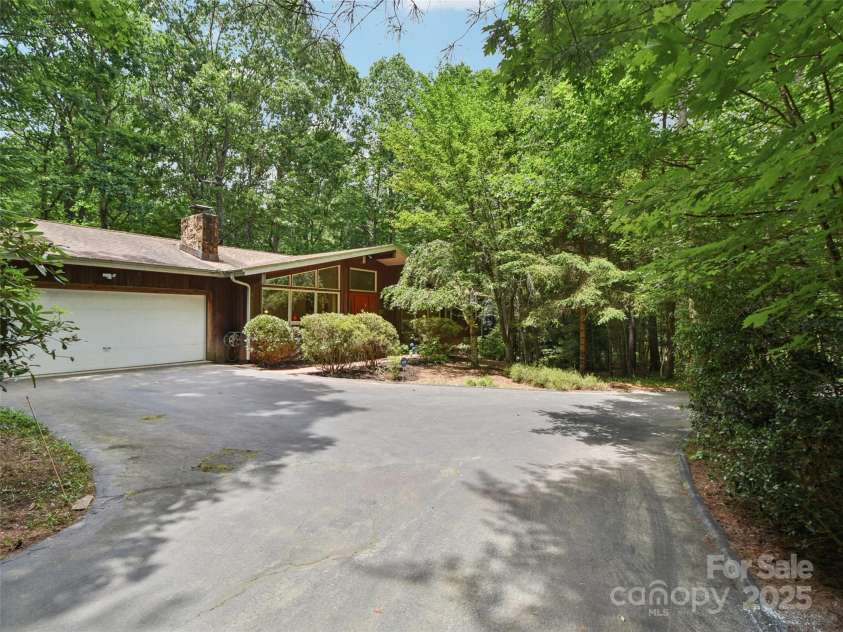 105 Sunningdale Drive, Flat Rock, NC 28731.  MLS# CAR4274018, YatesRealty ID 22781. 