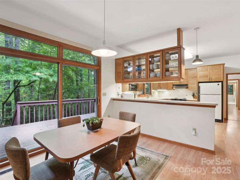 105 Sunningdale Drive, Flat Rock, NC 28731.  MLS# CAR4274018, YatesRealty ID 22781. Breakfast Area off Kitchen