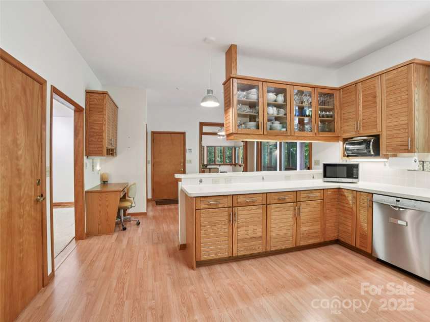 105 Sunningdale Drive, Flat Rock, NC 28731.  MLS# CAR4274018, YatesRealty ID 22781. Kitchen
