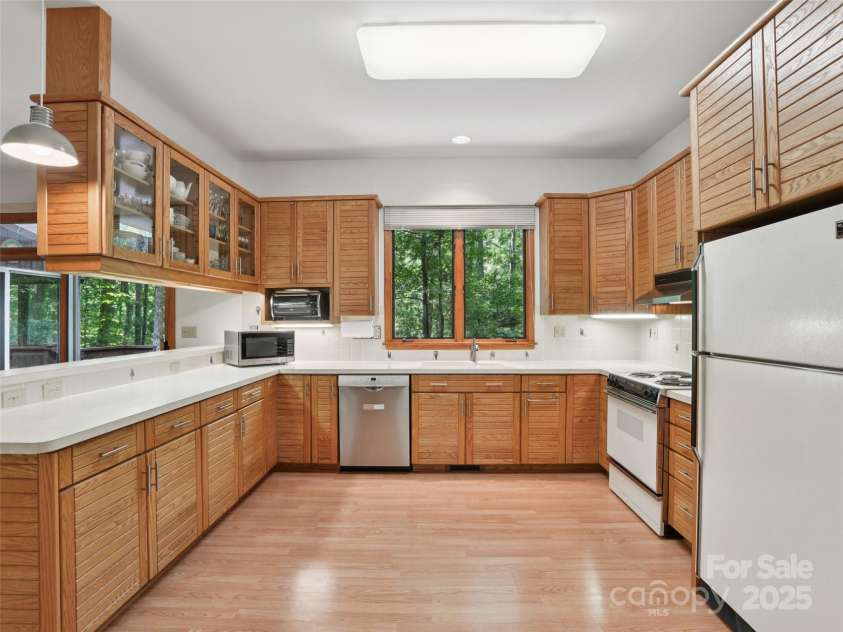 105 Sunningdale Drive, Flat Rock, NC 28731.  MLS# CAR4274018, YatesRealty ID 22781. Kitchen