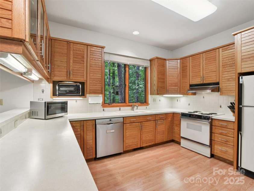 105 Sunningdale Drive, Flat Rock, NC 28731.  MLS# CAR4274018, YatesRealty ID 22781. Kitchen