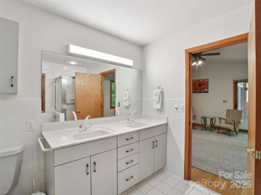 105 Sunningdale Drive, Flat Rock, NC 28731.  MLS# CAR4274018, YatesRealty ID 22781. Primary Bathroom