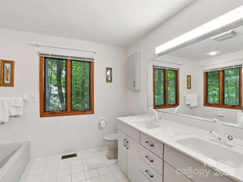 105 Sunningdale Drive, Flat Rock, NC 28731.  MLS# CAR4274018, YatesRealty ID 22781. Primary Bathroom
