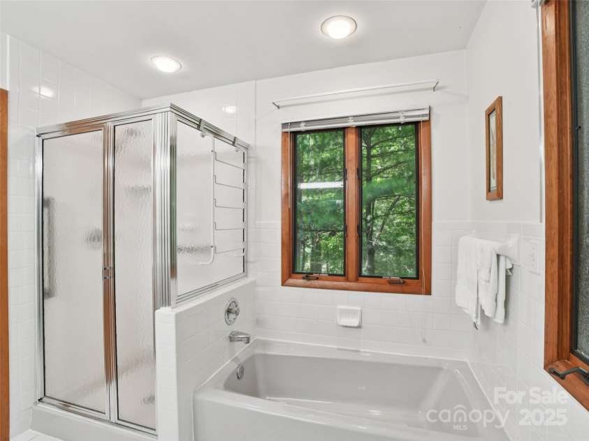 105 Sunningdale Drive, Flat Rock, NC 28731.  MLS# CAR4274018, YatesRealty ID 22781. Primary Bathroom