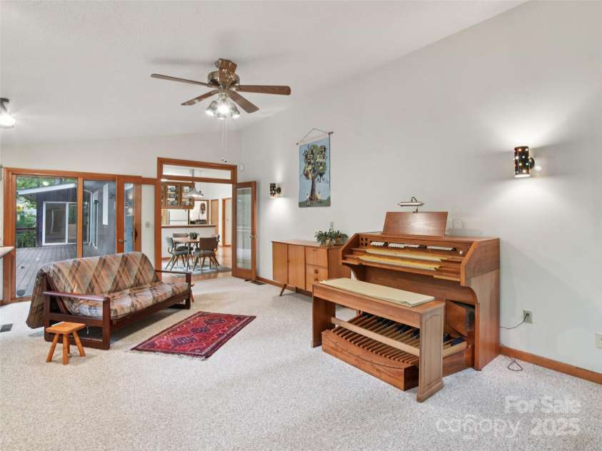 105 Sunningdale Drive, Flat Rock, NC 28731.  MLS# CAR4274018, YatesRealty ID 22781. Sunroom off Breakfast Room