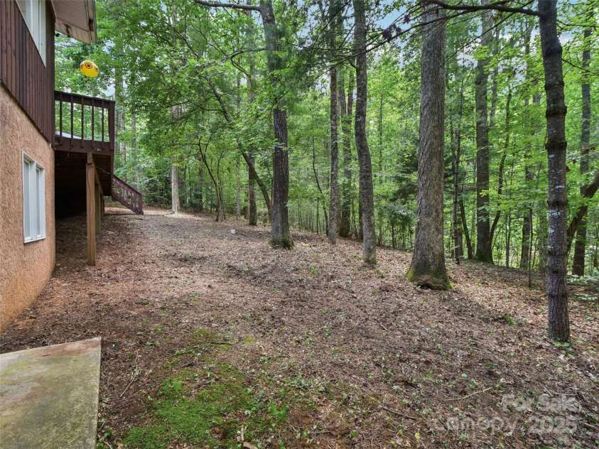 105 Sunningdale Drive, Flat Rock, NC 28731.  MLS# CAR4274018, YatesRealty ID 22781. Wooded Back Yard