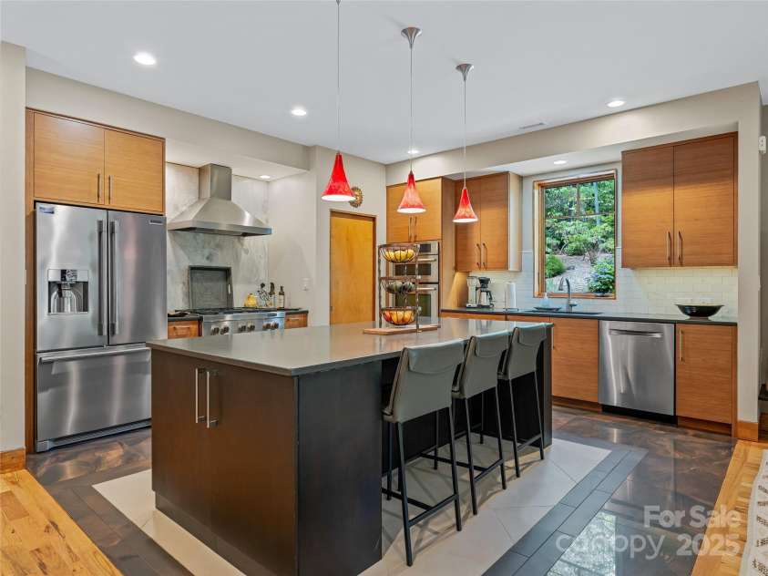 3 Turkey Roost Court, Fairview, NC 28730.  MLS# CAR4273755, YatesRealty ID 22782. Spacious Breakfast Bar