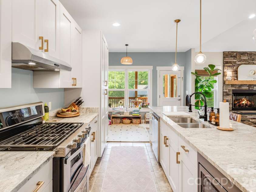 345 Osborne Road, Brevard, NC 28712.  MLS# CAR4376031, YatesRealty ID 22782. 