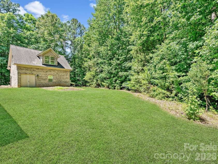 1023 Trinity Ridge Parkway, Fort Mill, SC 29715.  MLS# CAR4372318, YatesRealty ID 22784. Private backyard with mature trees and expansive level lawn.