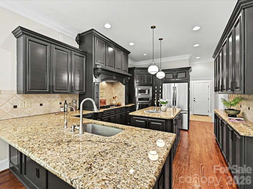 1023 Trinity Ridge Parkway, Fort Mill, SC 29715.  MLS# CAR4372318, YatesRealty ID 22784. Stunning chef’s kitchen with oversized island and storage.