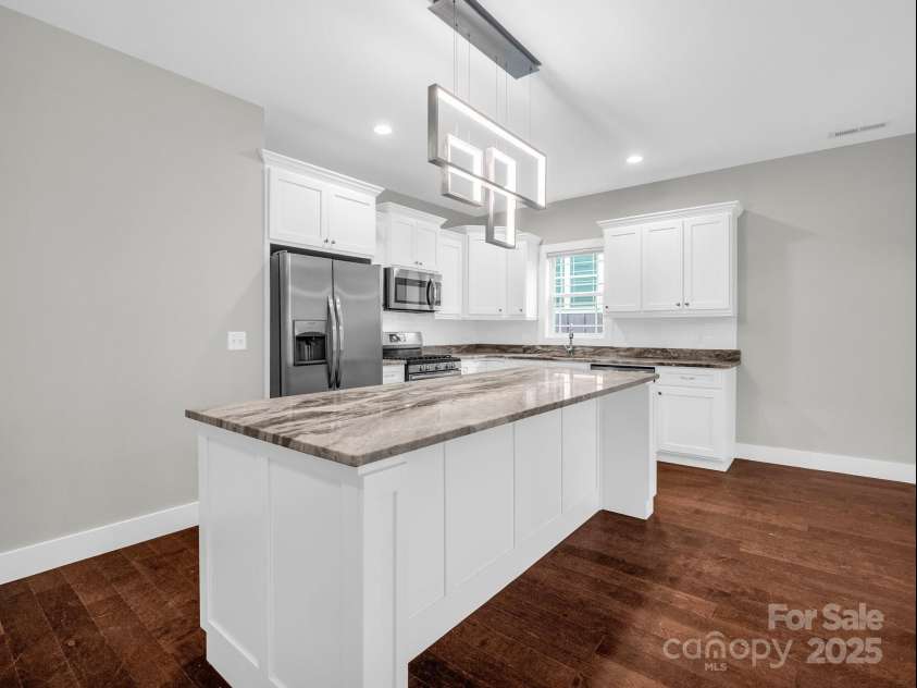62 Leyland Circle, Hendersonville, NC 28792.  MLS# CAR4270363, YatesRealty ID 22784. Beautiful granite countertops.