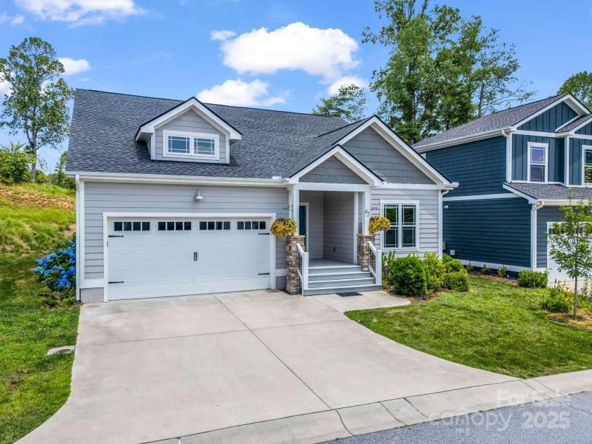 62 Leyland Circle, Hendersonville, NC 28792.  MLS# CAR4270363, YatesRealty ID 22784. Great location! Groceries, shopping and dining just around the corner.