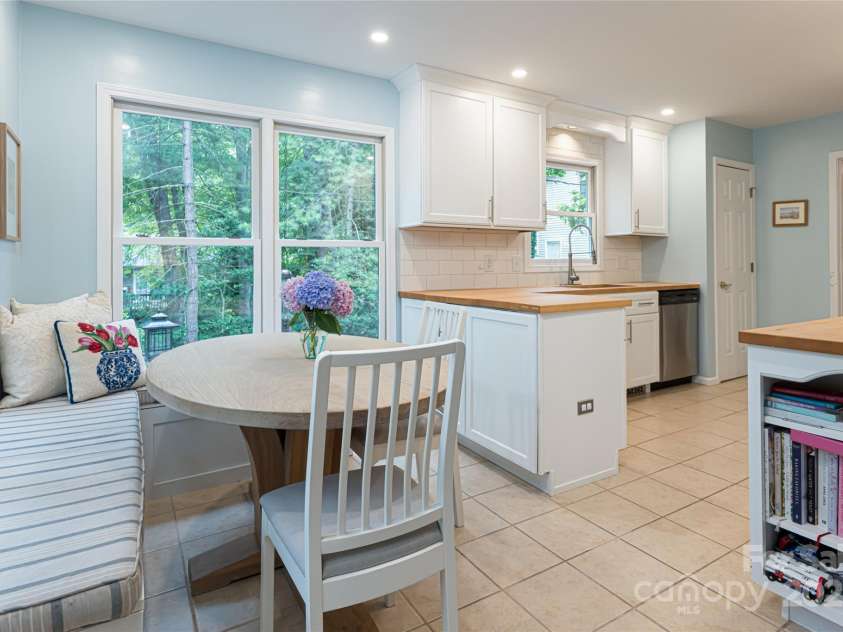 106 Goldfinch Lane, Asheville, NC 28803.  MLS# CAR4274925, YatesRealty ID 22785. Breakfast nook
