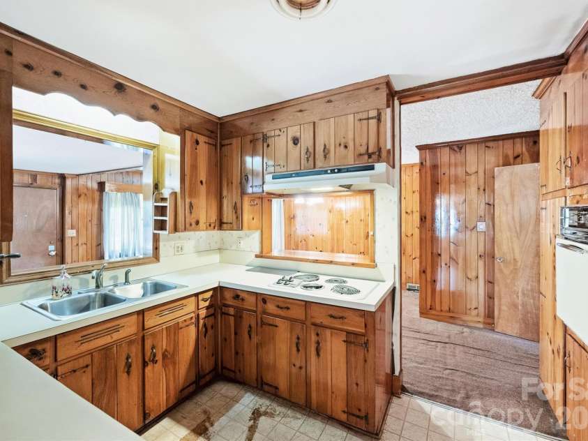 3613 Sulstone Lane, Charlotte, NC 28210.  MLS# CAR4364772, YatesRealty ID 22787. 