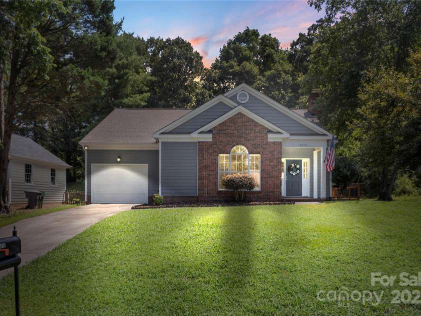 3212 Ashwell Oaks Lane, Matthews, NC 28105.  MLS# CAR4274810, YatesRealty ID 22789. 