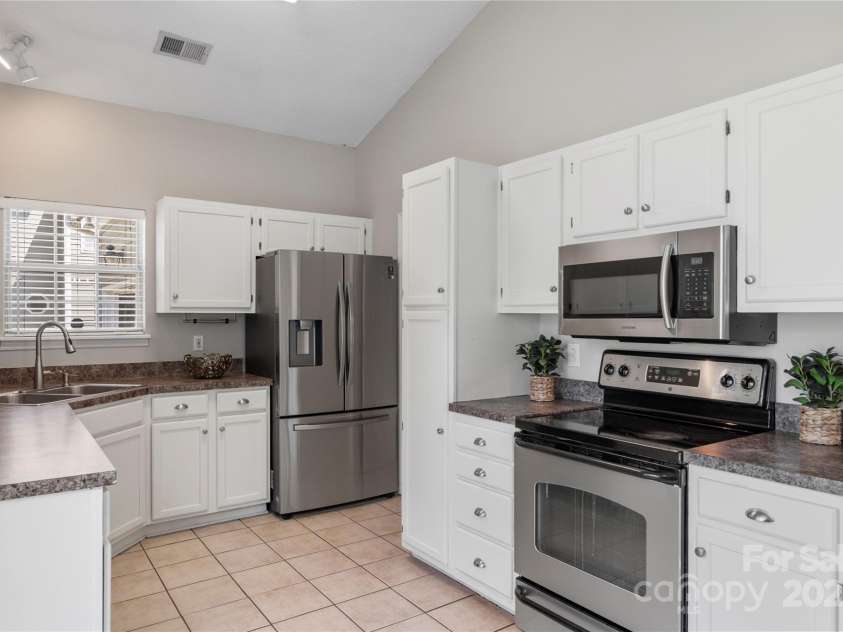 3212 Ashwell Oaks Lane, Matthews, NC 28105.  MLS# CAR4274810, YatesRealty ID 22789. 