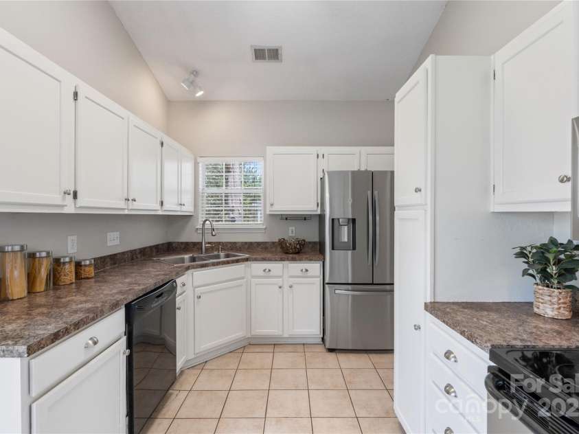 3212 Ashwell Oaks Lane, Matthews, NC 28105.  MLS# CAR4274810, YatesRealty ID 22789. 