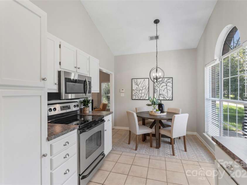 3212 Ashwell Oaks Lane, Matthews, NC 28105.  MLS# CAR4274810, YatesRealty ID 22789. 