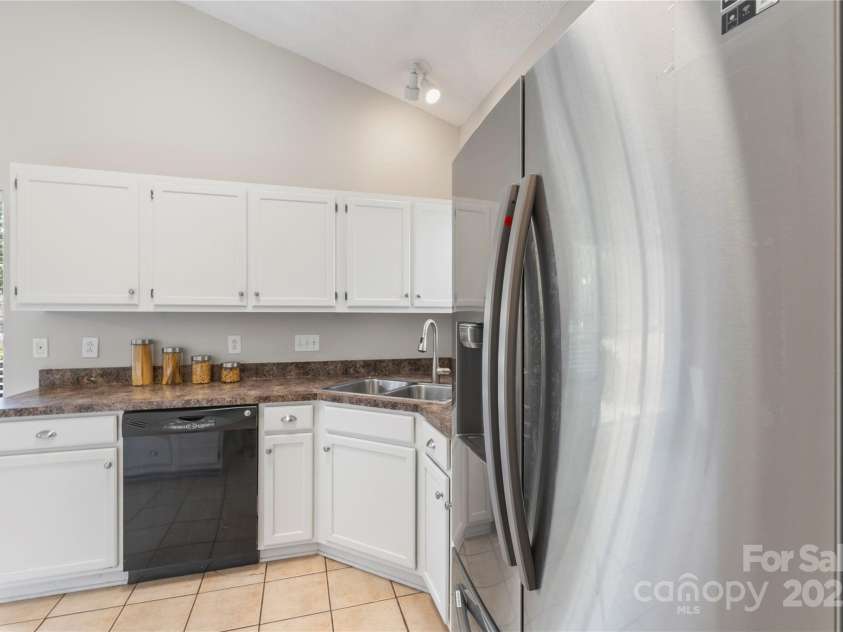 3212 Ashwell Oaks Lane, Matthews, NC 28105.  MLS# CAR4274810, YatesRealty ID 22789. 
