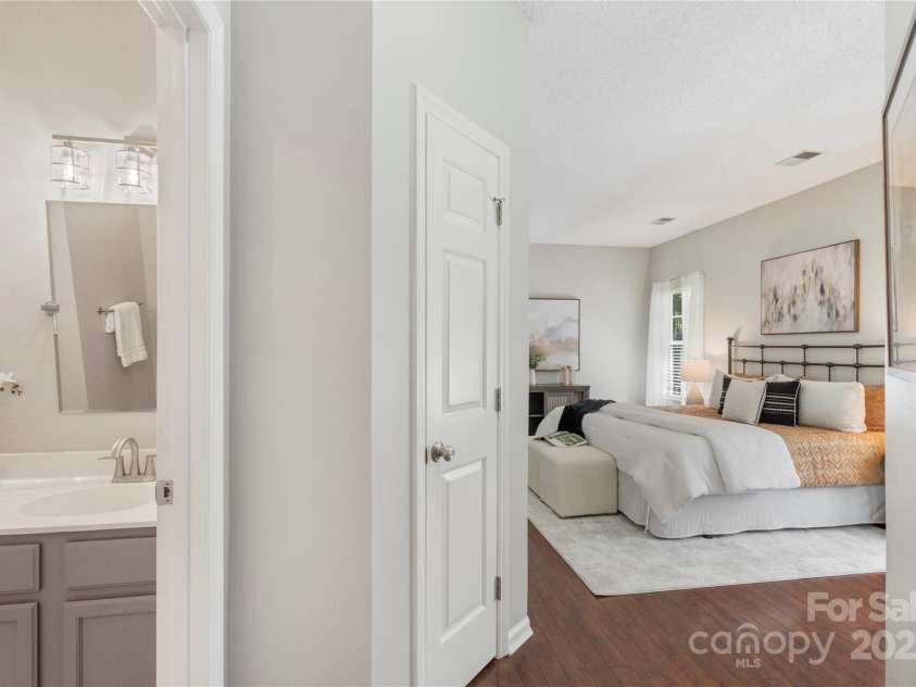 3212 Ashwell Oaks Lane, Matthews, NC 28105.  MLS# CAR4274810, YatesRealty ID 22789. 