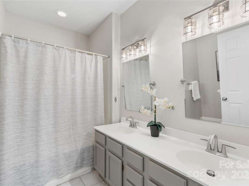 3212 Ashwell Oaks Lane, Matthews, NC 28105.  MLS# CAR4274810, YatesRealty ID 22789. 