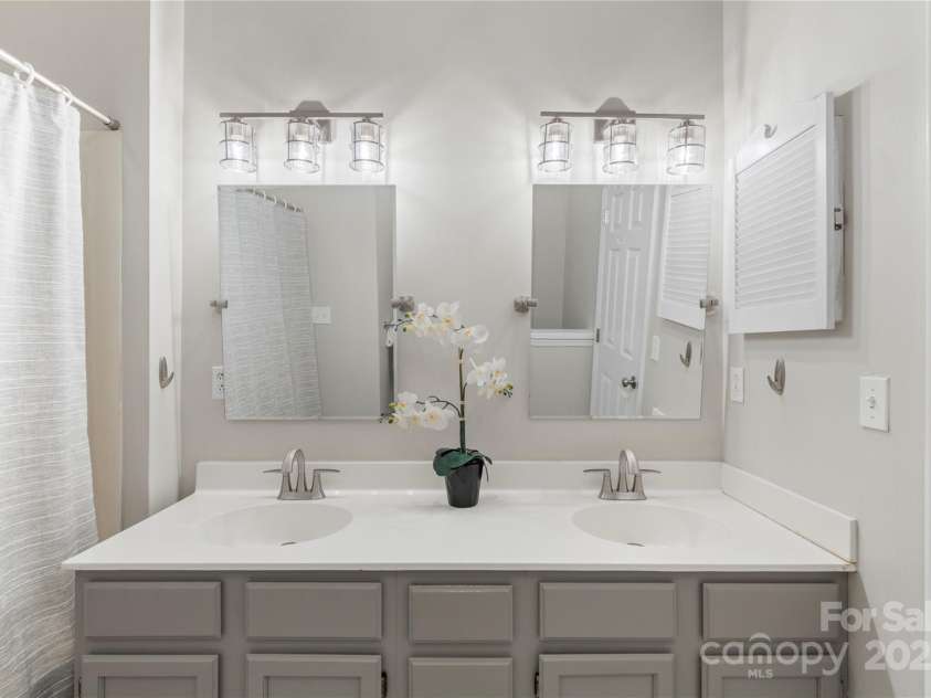 3212 Ashwell Oaks Lane, Matthews, NC 28105.  MLS# CAR4274810, YatesRealty ID 22789. 