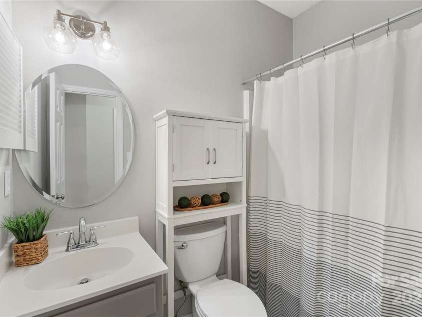 3212 Ashwell Oaks Lane, Matthews, NC 28105.  MLS# CAR4274810, YatesRealty ID 22789. 