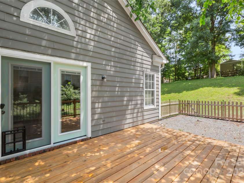 3212 Ashwell Oaks Lane, Matthews, NC 28105.  MLS# CAR4274810, YatesRealty ID 22789. 