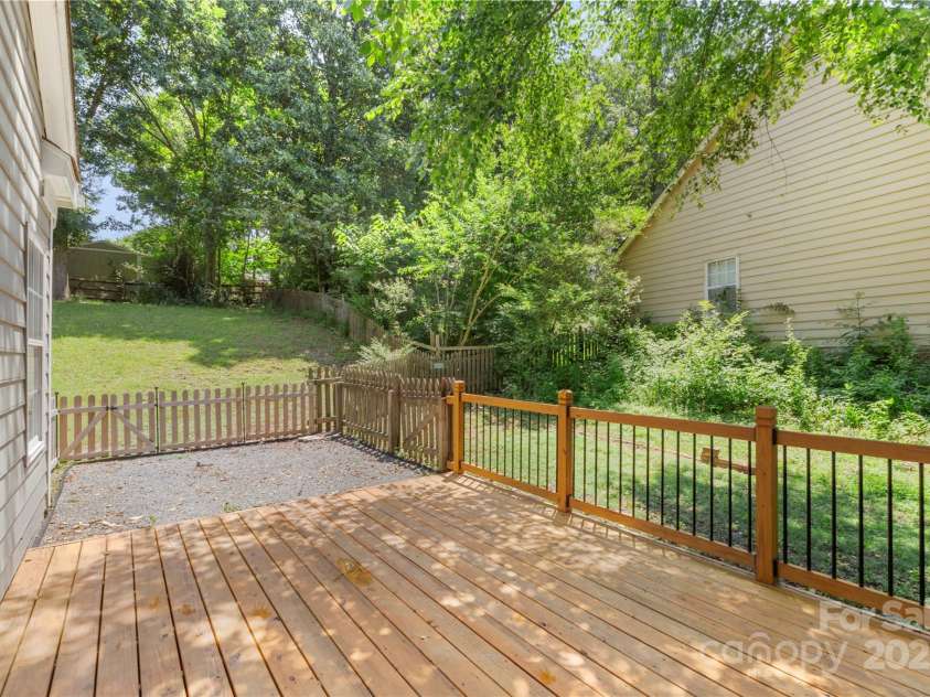 3212 Ashwell Oaks Lane, Matthews, NC 28105.  MLS# CAR4274810, YatesRealty ID 22789. 