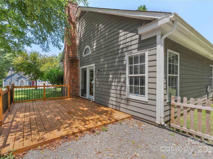 3212 Ashwell Oaks Lane, Matthews, NC 28105.  MLS# CAR4274810, YatesRealty ID 22789. 