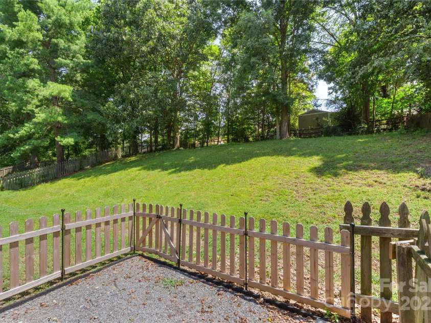 3212 Ashwell Oaks Lane, Matthews, NC 28105.  MLS# CAR4274810, YatesRealty ID 22789. 