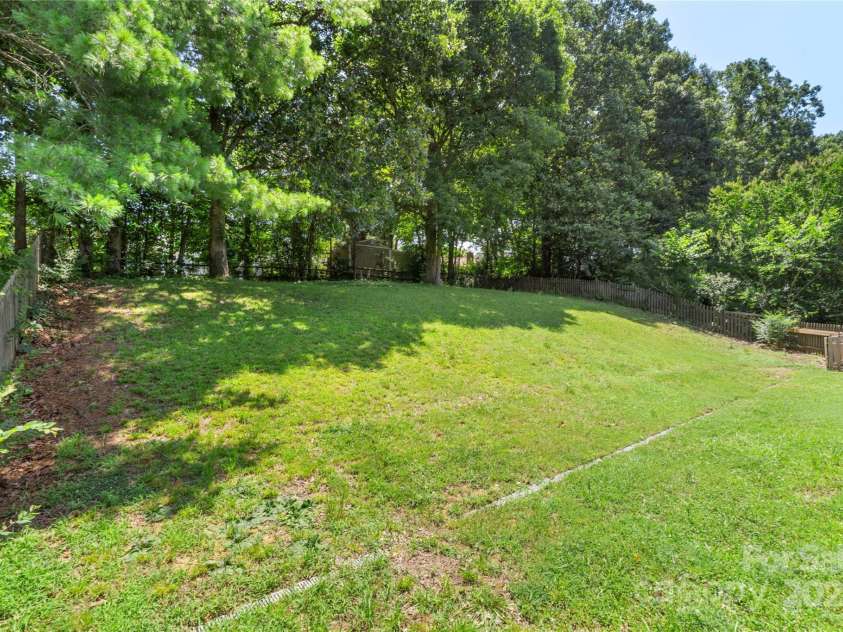 3212 Ashwell Oaks Lane, Matthews, NC 28105.  MLS# CAR4274810, YatesRealty ID 22789. 
