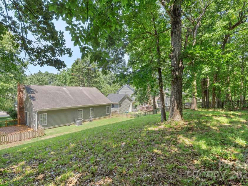 3212 Ashwell Oaks Lane, Matthews, NC 28105.  MLS# CAR4274810, YatesRealty ID 22789. 