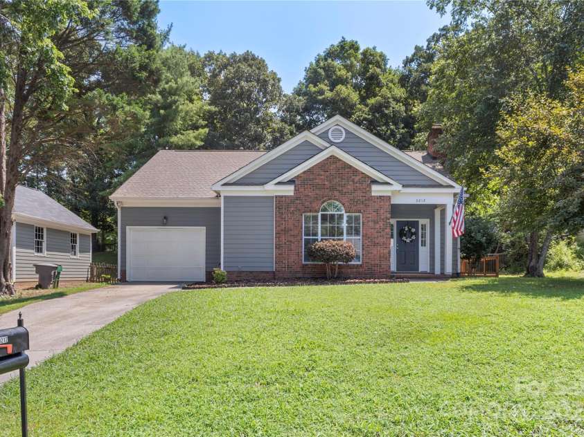 3212 Ashwell Oaks Lane, Matthews, NC 28105.  MLS# CAR4274810, YatesRealty ID 22789. 