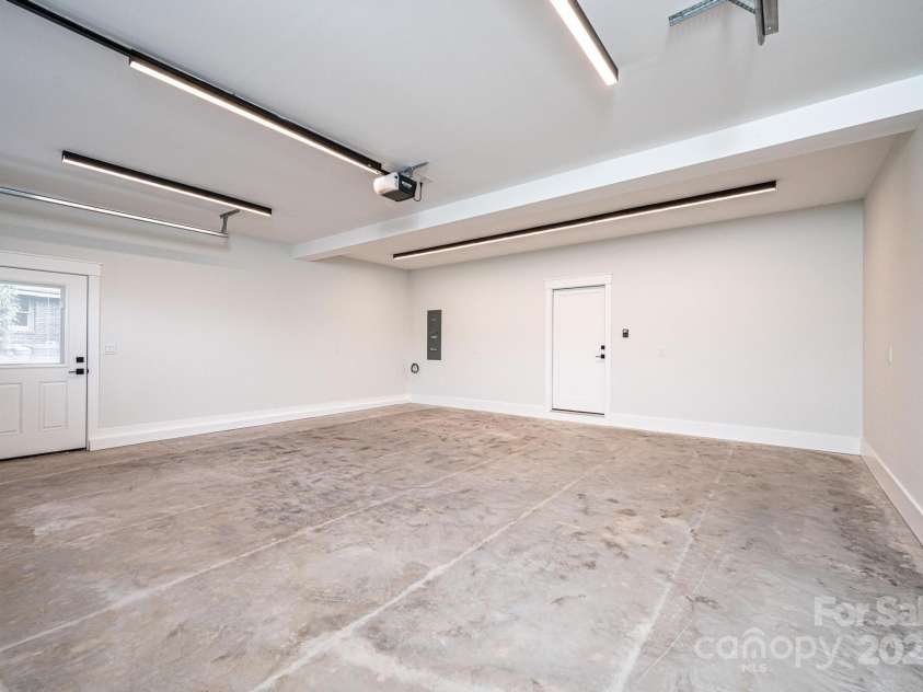 1328 33rd Avenue Drive, Hickory, NC 28601.  MLS# CAR4327859, YatesRealty ID 2279. Almost a level entry into the house from the oversized garage..