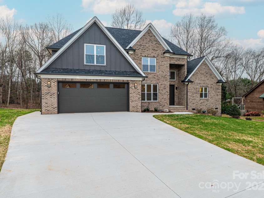 1328 33rd Avenue Drive, Hickory, NC 28601.  MLS# CAR4327859, YatesRealty ID 2279. Front View