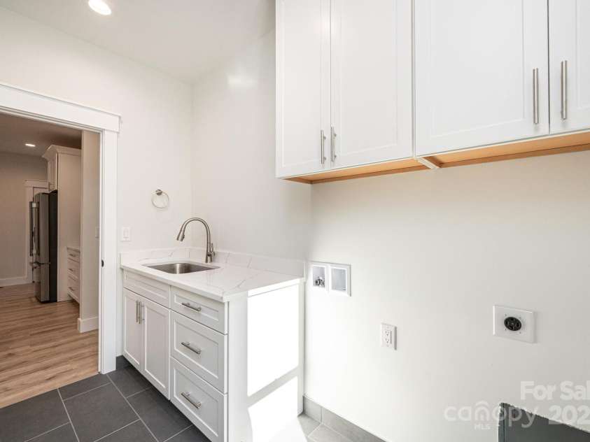 1328 33rd Avenue Drive, Hickory, NC 28601.  MLS# CAR4327859, YatesRealty ID 2279. Main Level Laundry