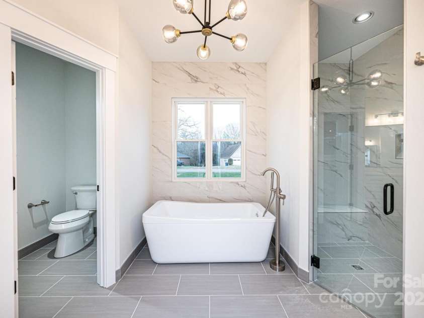 1328 33rd Avenue Drive, Hickory, NC 28601.  MLS# CAR4327859, YatesRealty ID 2279. Primary En-Suite Full Bath