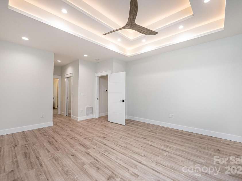 1328 33rd Avenue Drive, Hickory, NC 28601.  MLS# CAR4327859, YatesRealty ID 2279. Primary Suite