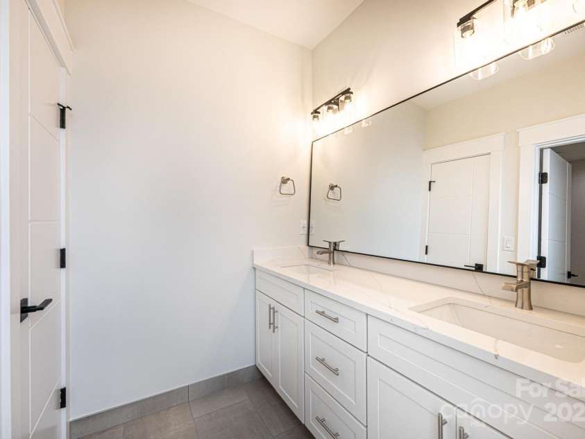 1328 33rd Avenue Drive, Hickory, NC 28601.  MLS# CAR4327859, YatesRealty ID 2279. Upstairs Full Bath